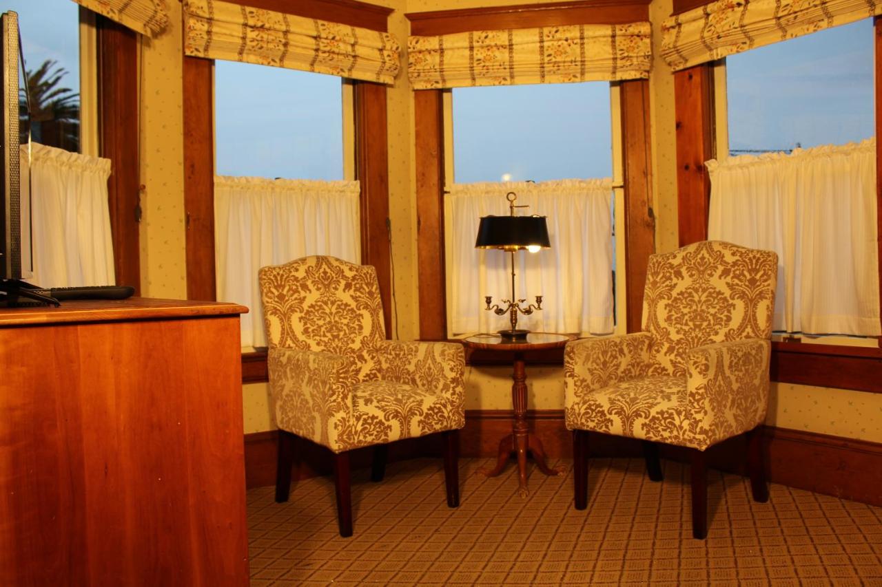 Queen Suite with Sea View at Pacific Grove Inn