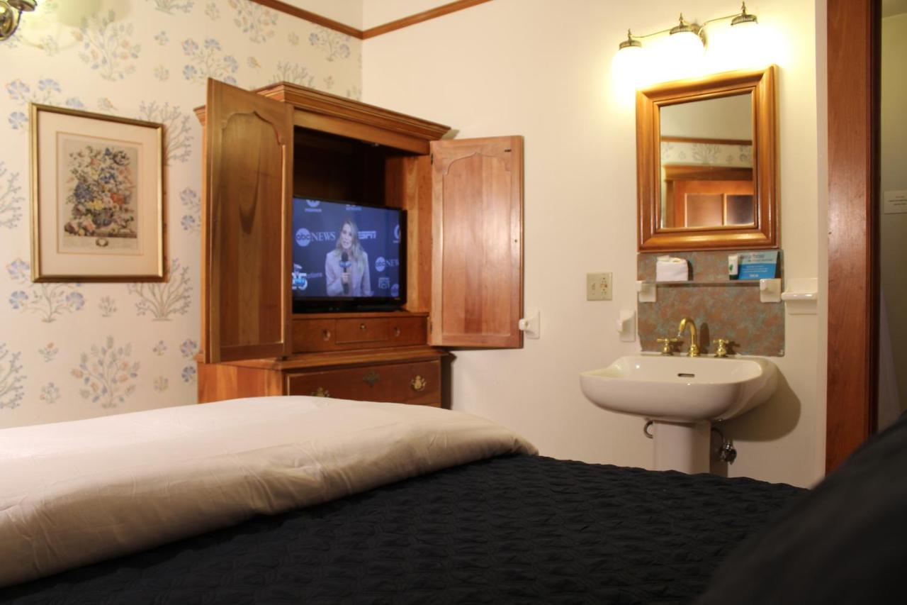 Queen Suite with Sea View at Pacific Grove Inn