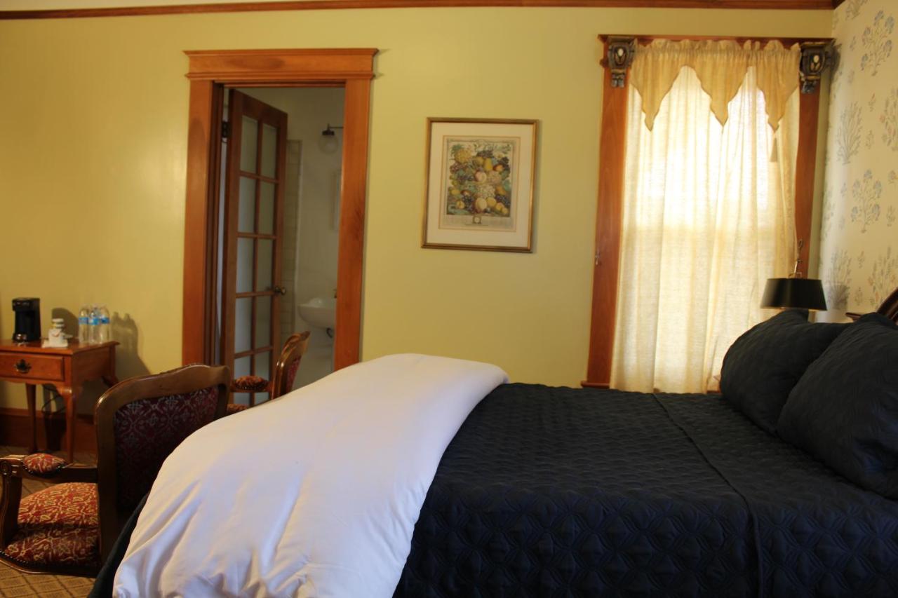 Queen Suite at Pacific Grove Inn
