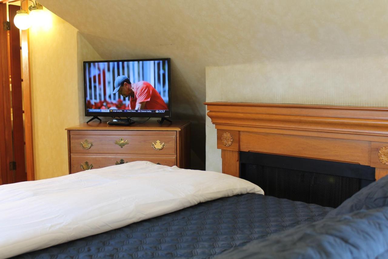 Queen Room at Pacific Grove Inn