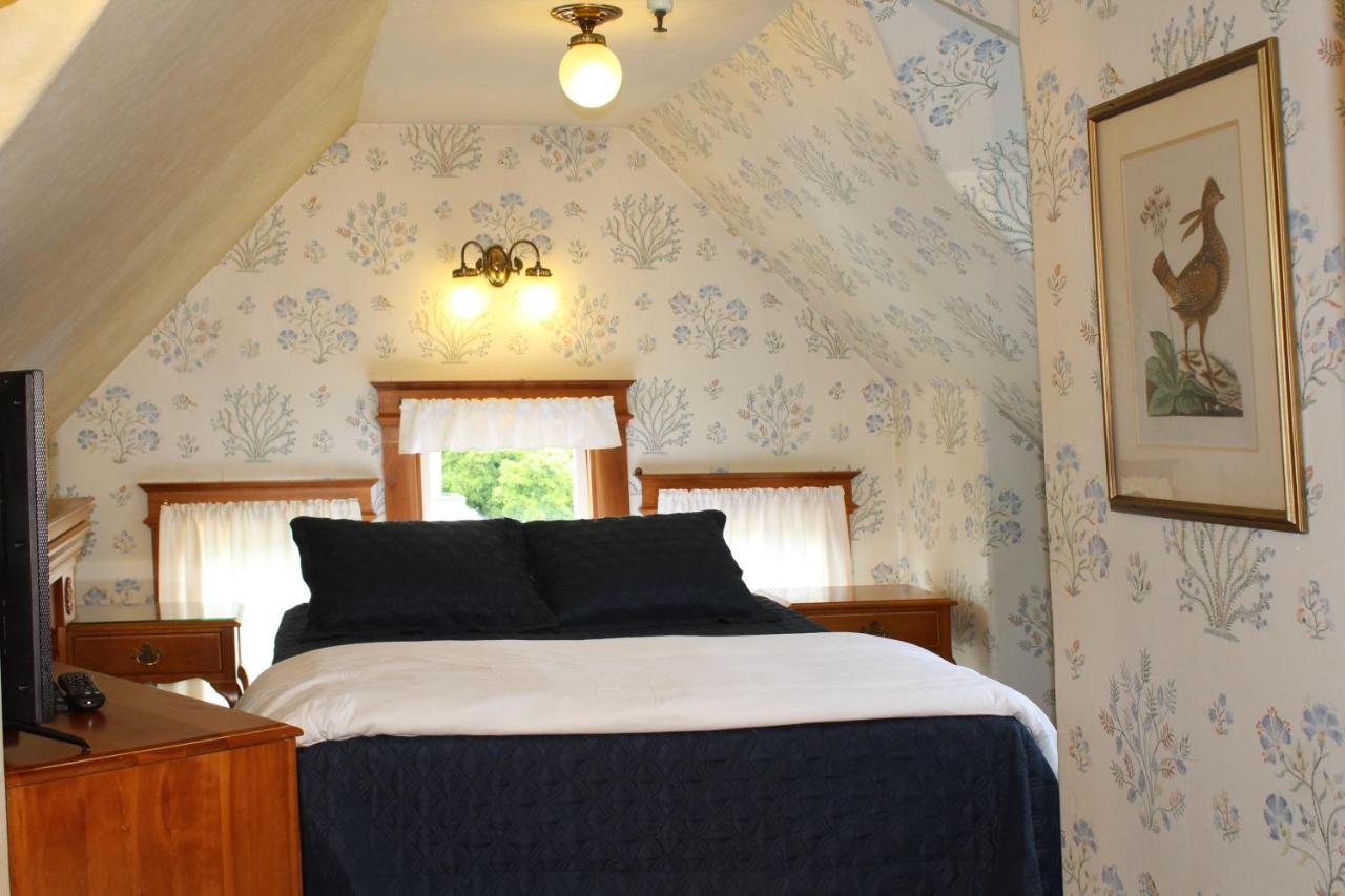 Queen Room at Pacific Grove Inn
