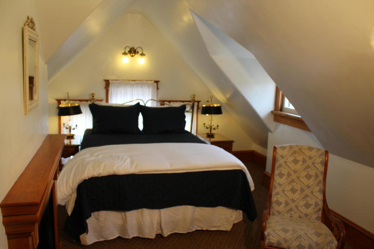 Queen Room at Pacific Grove Inn