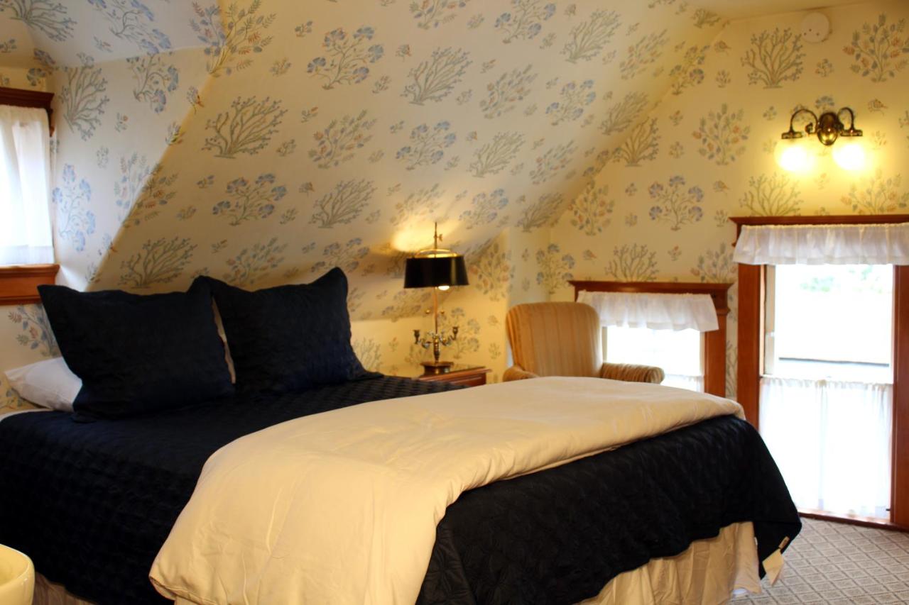 Deluxe Queen Suite at Pacific Grove Inn