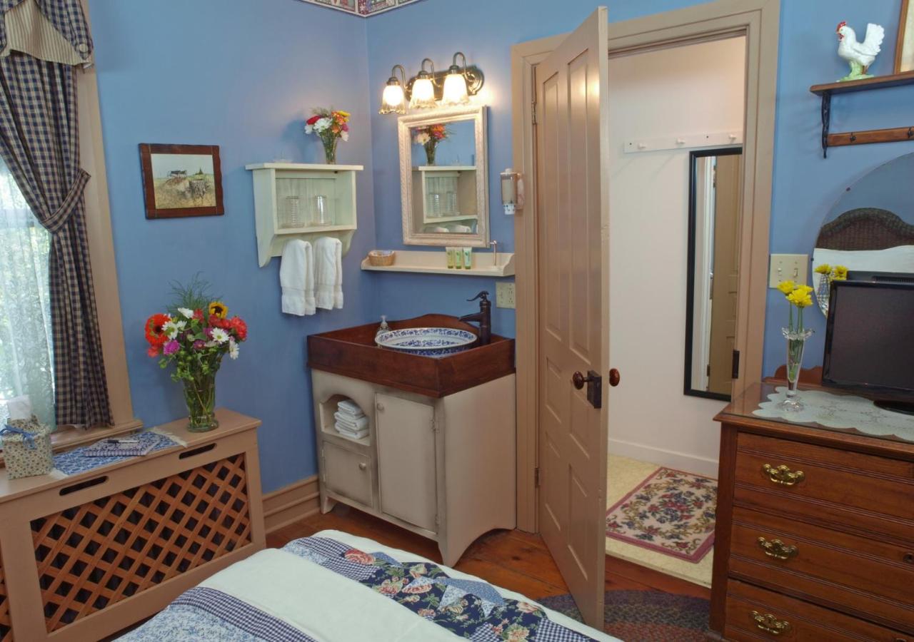 | 1825 Inn Bed and Breakfast