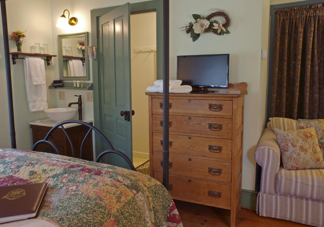 | 1825 Inn Bed and Breakfast