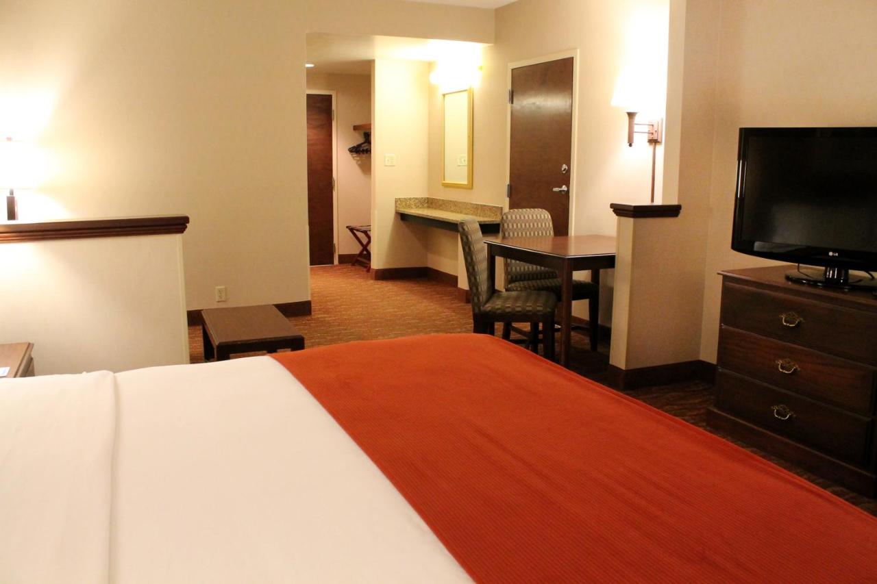 King Room with Roll In Shower - Non-Smoking at Spark by Hilton Paducah