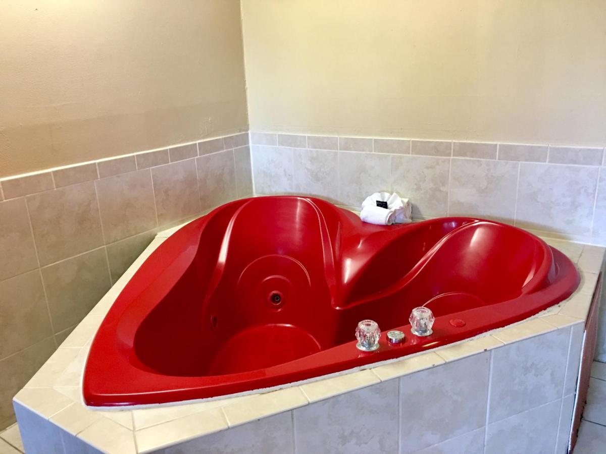 | Red Carpet Inn - Stamford