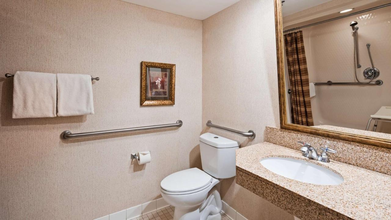 Queen Room with Bath Tub - Disability Access at Inn at Santa Fe, SureStay Collection by Best Western