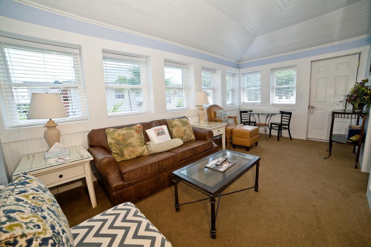 | Georgianne Inn & Suites