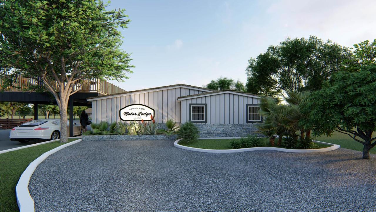 | Stonewall Motor Lodge