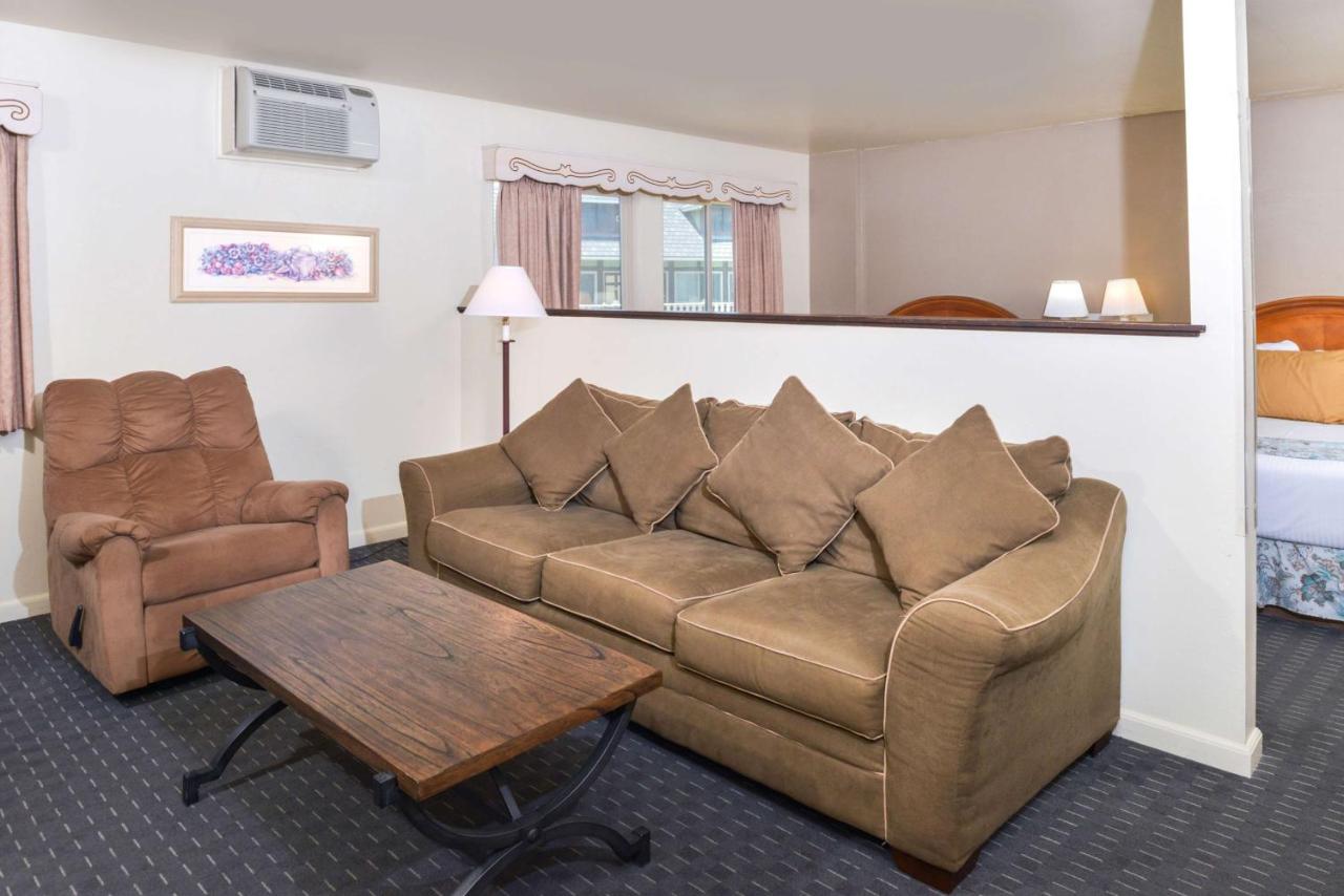 | Svendsgaard's Lodge- Americas Best Value Inn & Suites