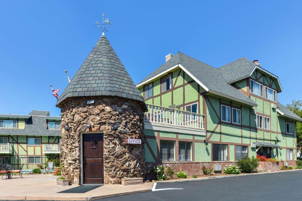 | Svendsgaard's Lodge- Americas Best Value Inn & Suites