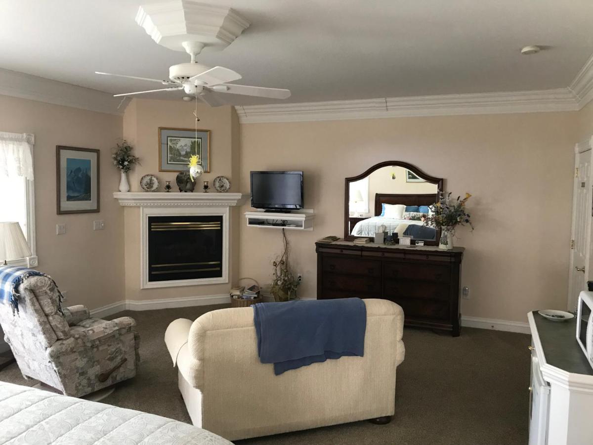 | Sonnenhof Lakewood Manor Bed and Breakfast.