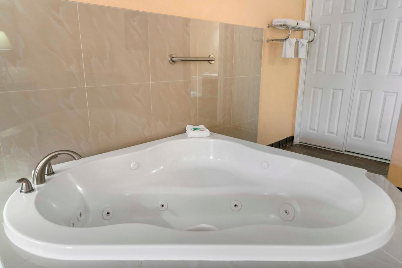 King Room with Spa Bath at Lemon Tree Hotel & Suites Anaheim