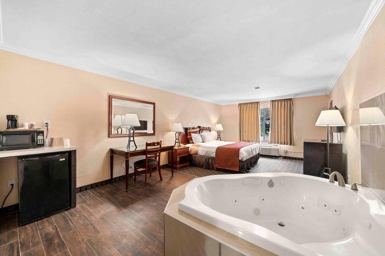 King Room with Spa Bath at Lemon Tree Hotel & Suites Anaheim