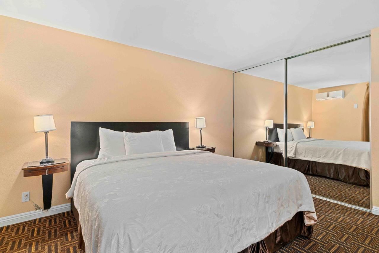 Standard King Room at Lemon Tree Hotel & Suites Anaheim