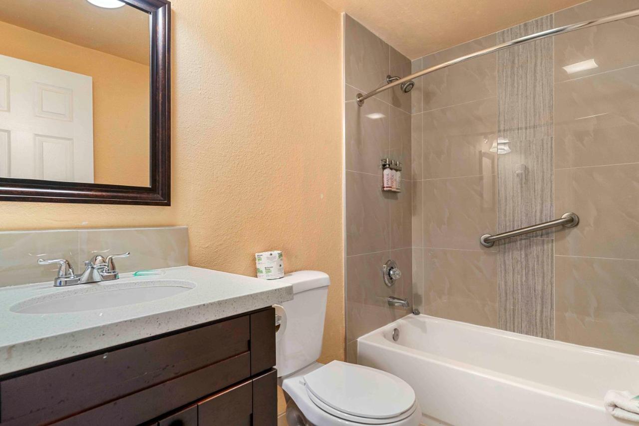 King Room with Spa Bath at Lemon Tree Hotel & Suites Anaheim