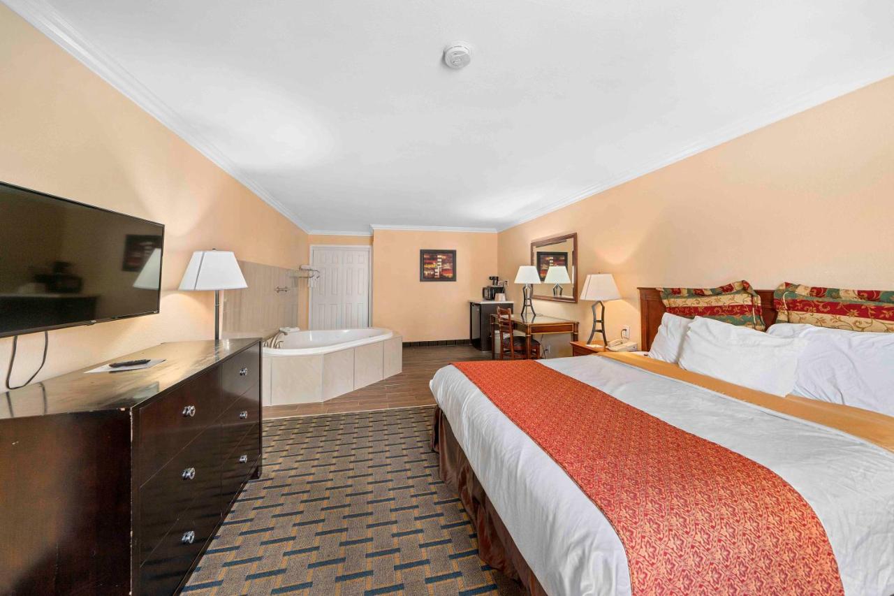 King Room with Spa Bath at Lemon Tree Hotel & Suites Anaheim