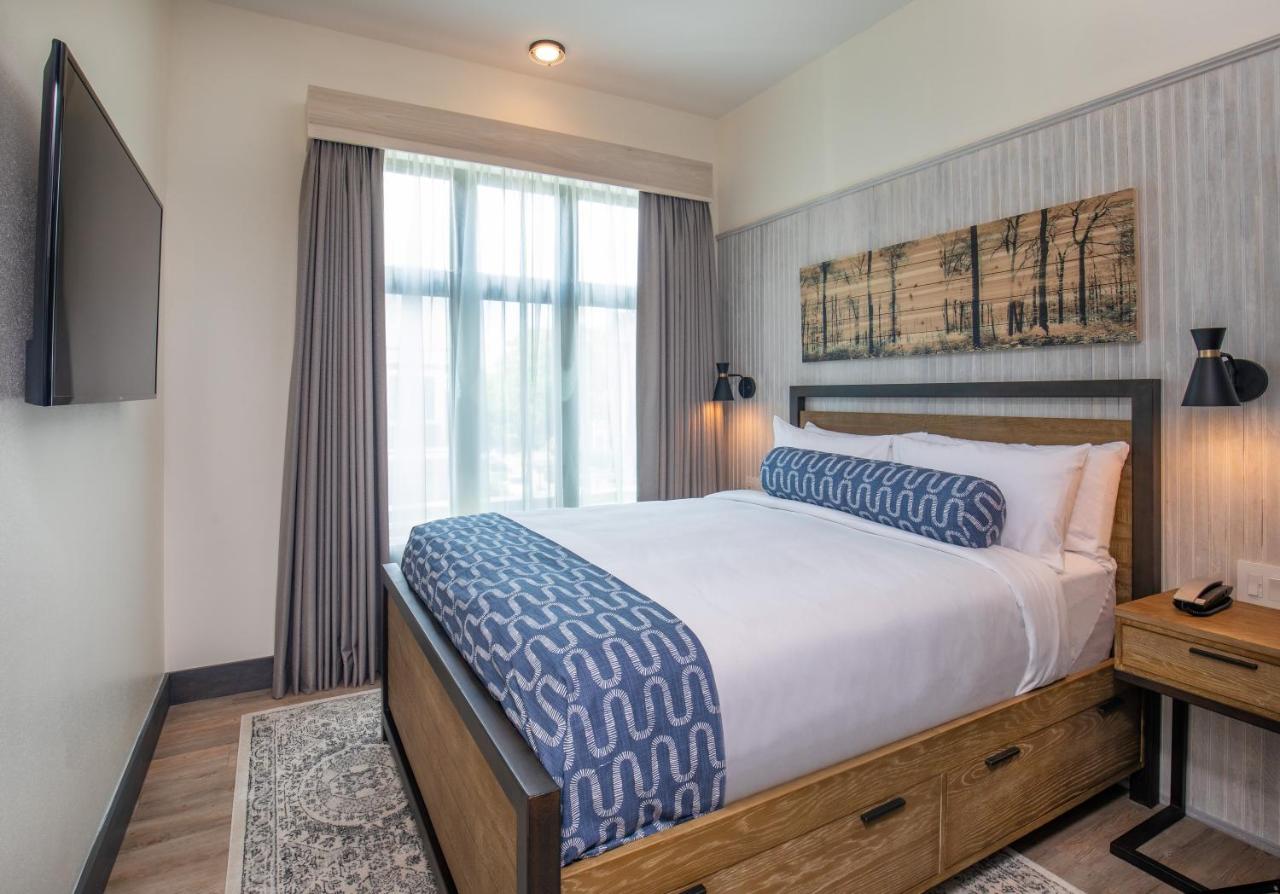 Budget Queen Room at Hotel 1868