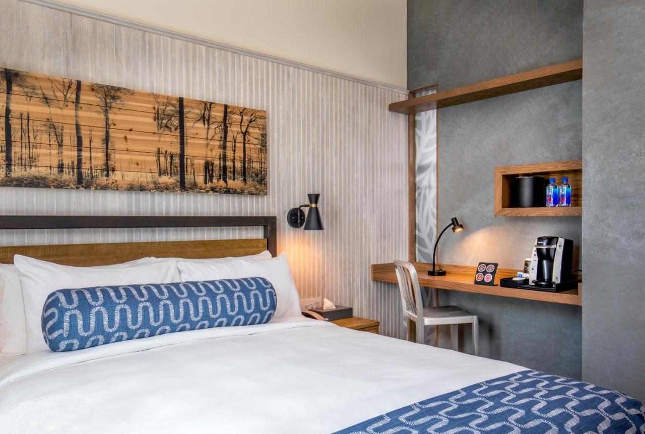 Budget Queen Room at Hotel 1868