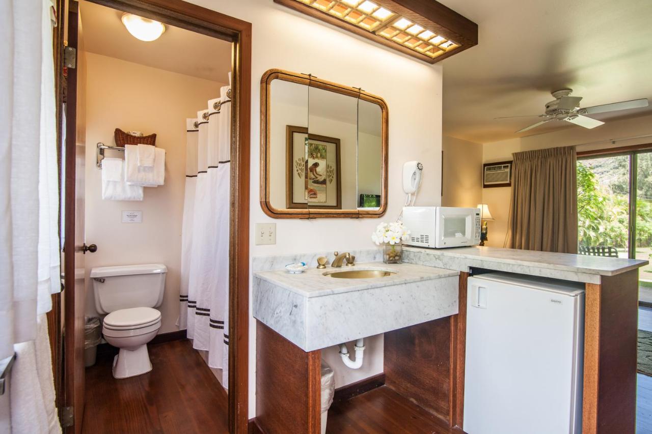 Queen Room with Patio at Kauai Inn