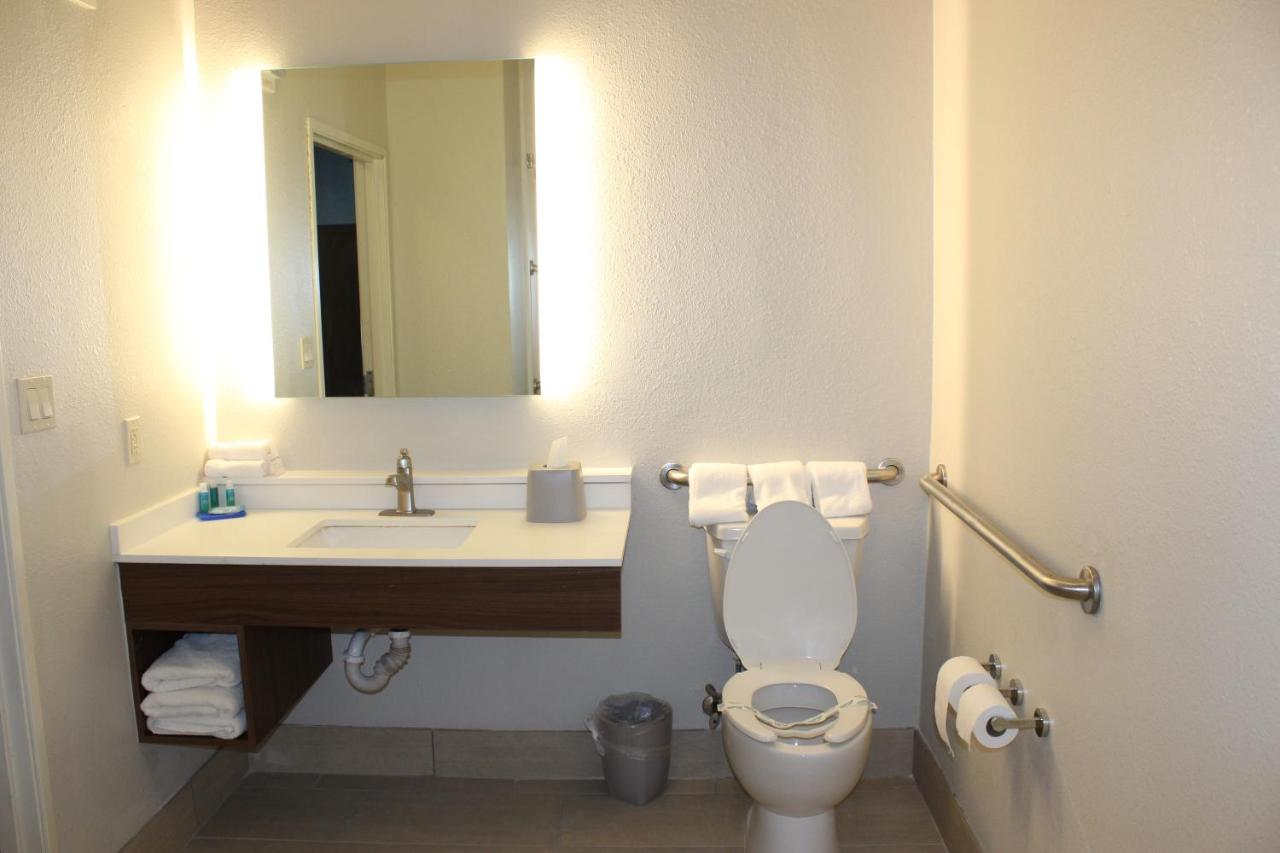 King Room - Disability Access/Non-Smoking at Holiday Inn Express & Suites Mansfield by IHG