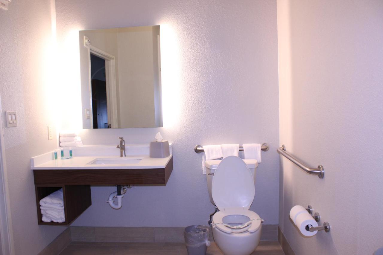 King Room - Disability Access/Non-Smoking at Holiday Inn Express & Suites Mansfield by IHG