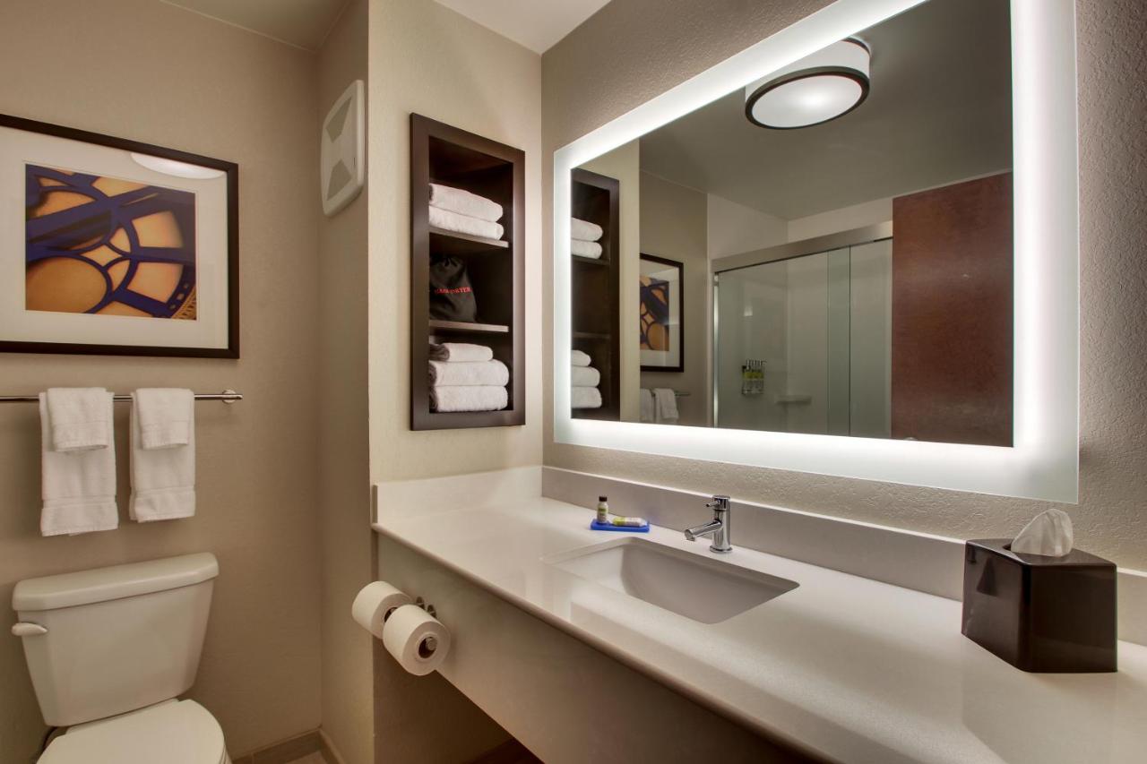 King Suite at Holiday Inn Express & Suites Lancaster East - Strasburg by IHG
