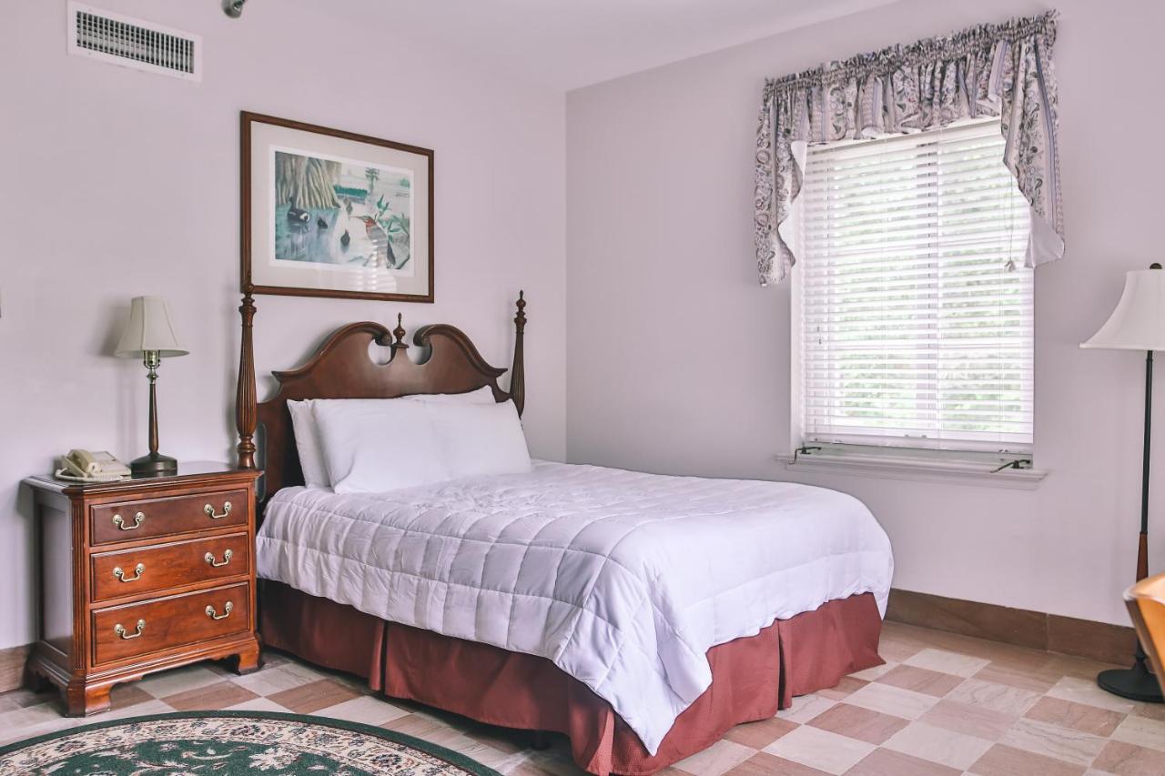Deluxe Queen Room at The Lodge at Wakulla Springs