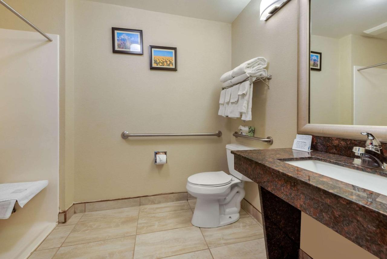 King Room with Roll-In Shower - Accessible/Non-Smoking at Comfort Inn Limon