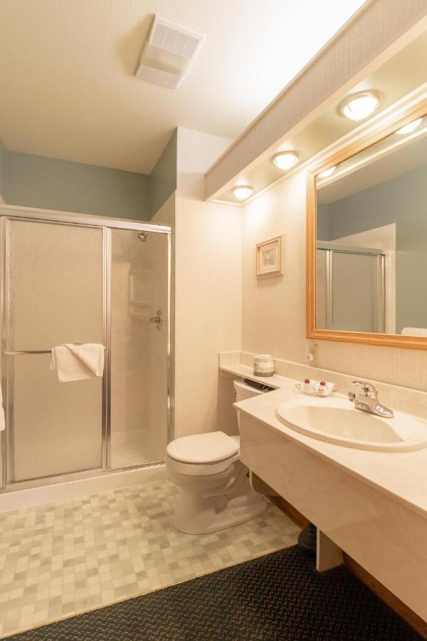 Suite with Hot Tub at Wildwood Inn