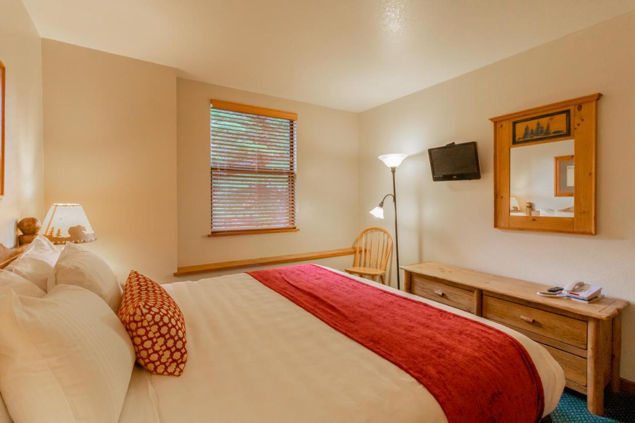 Deluxe Suite with Hot Tub at Wildwood Inn
