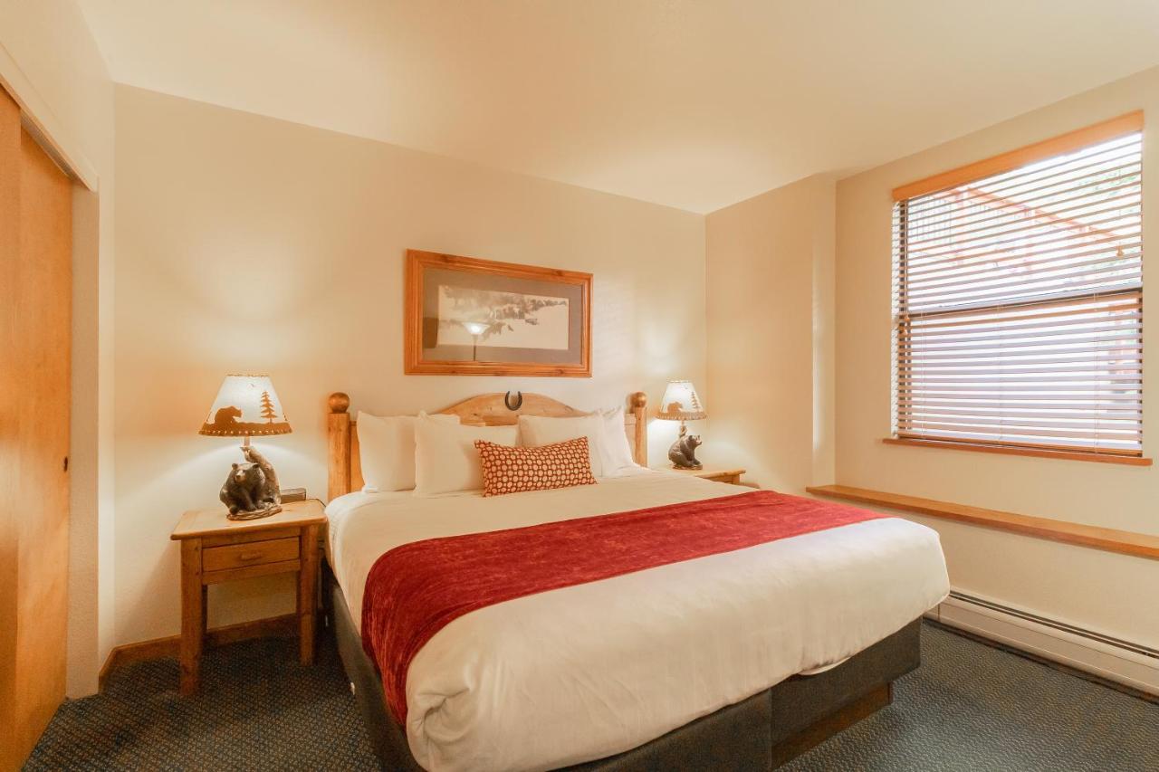 Suite with Hot Tub at Wildwood Inn