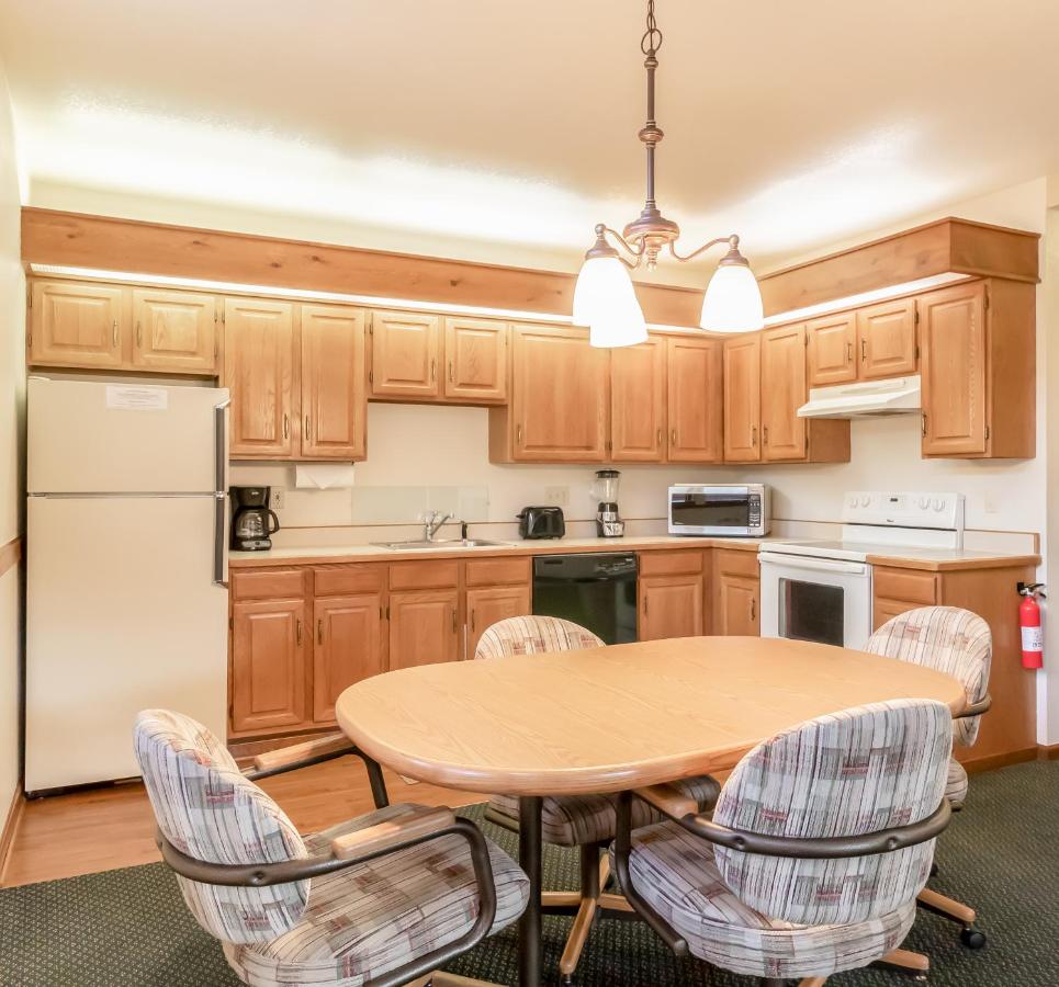Suite with Hot Tub at Wildwood Inn
