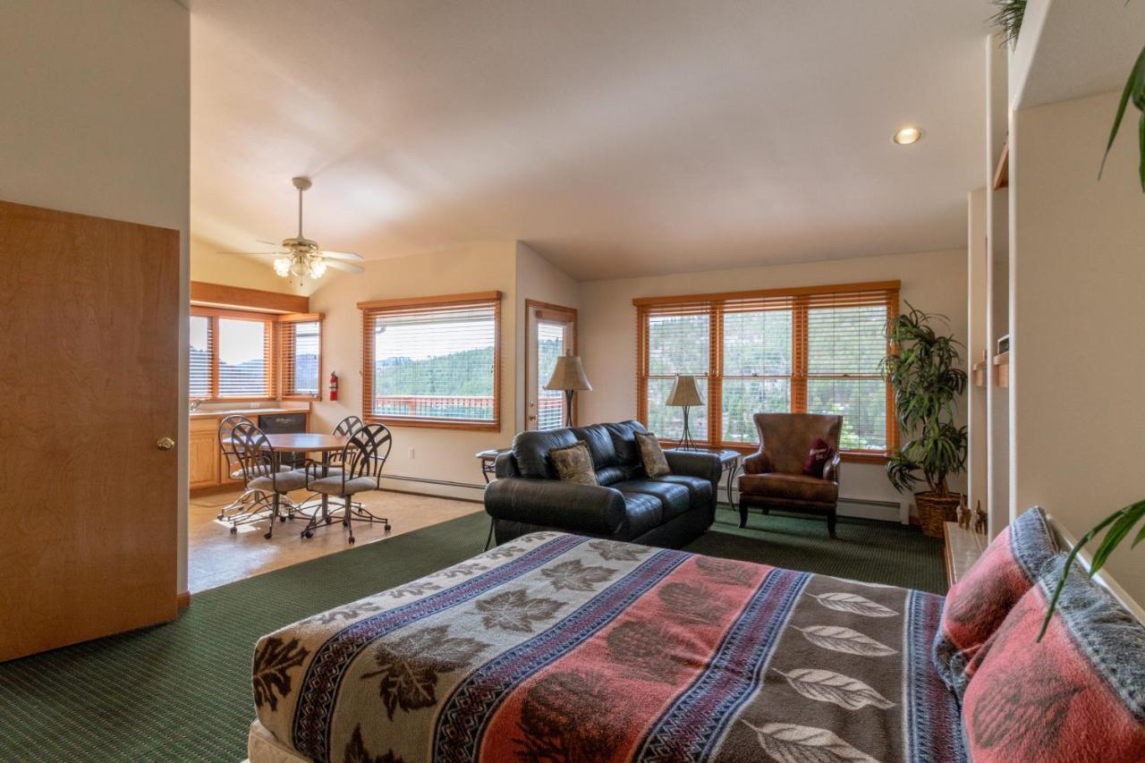 Suite with Mountain View at Wildwood Inn