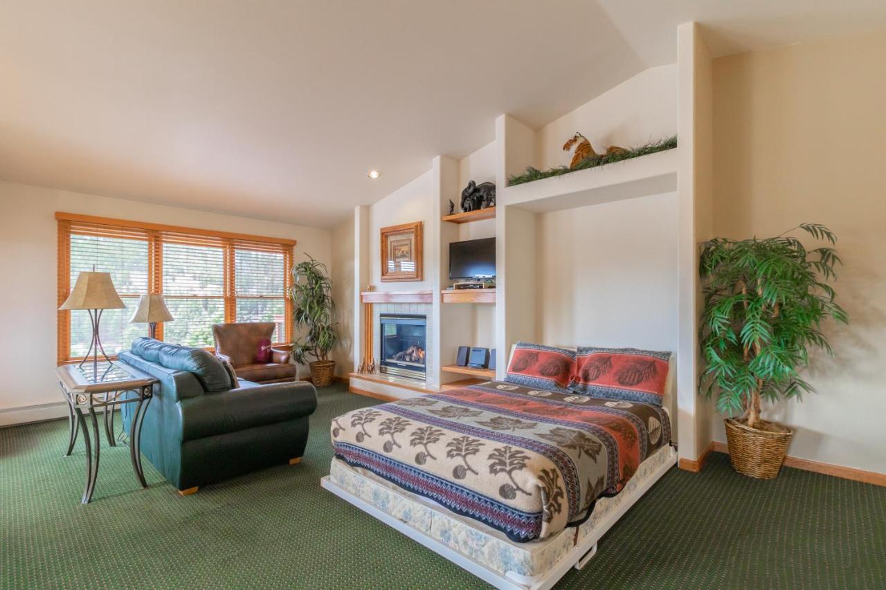 Suite with Mountain View at Wildwood Inn