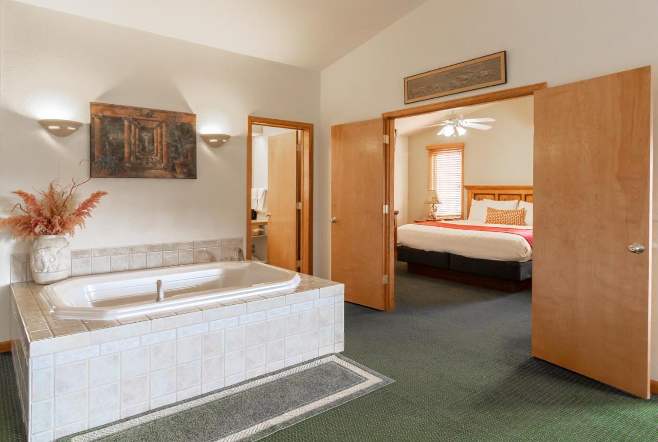 Suite with Mountain View at Wildwood Inn