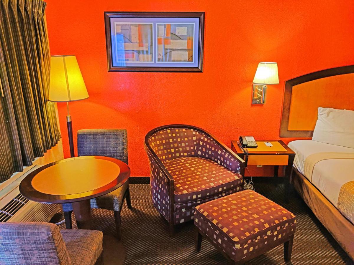 King Room - Mobility Access/Non-Smoking at Travelodge by Wyndham Houston Hobby Airport