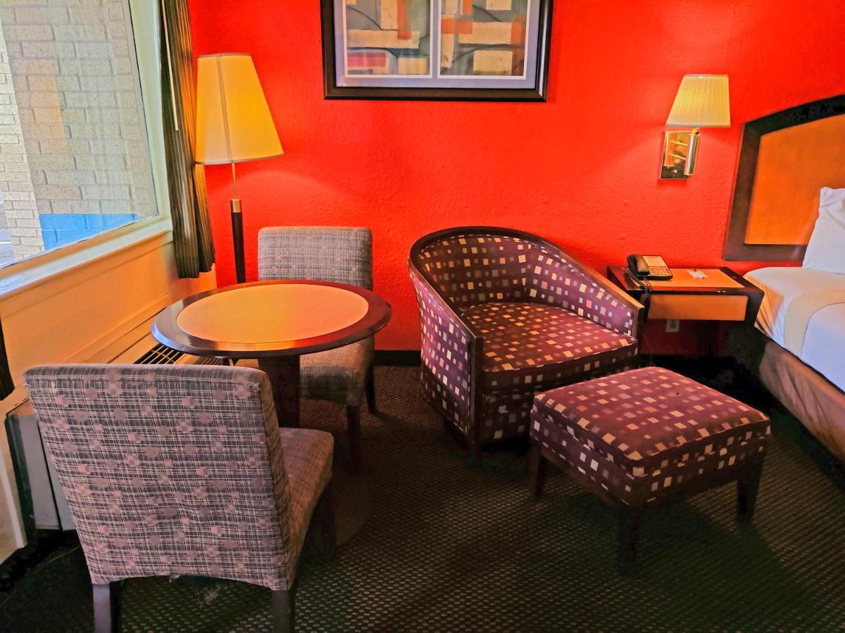 King Room - Mobility Access/Non-Smoking at Travelodge by Wyndham Houston Hobby Airport