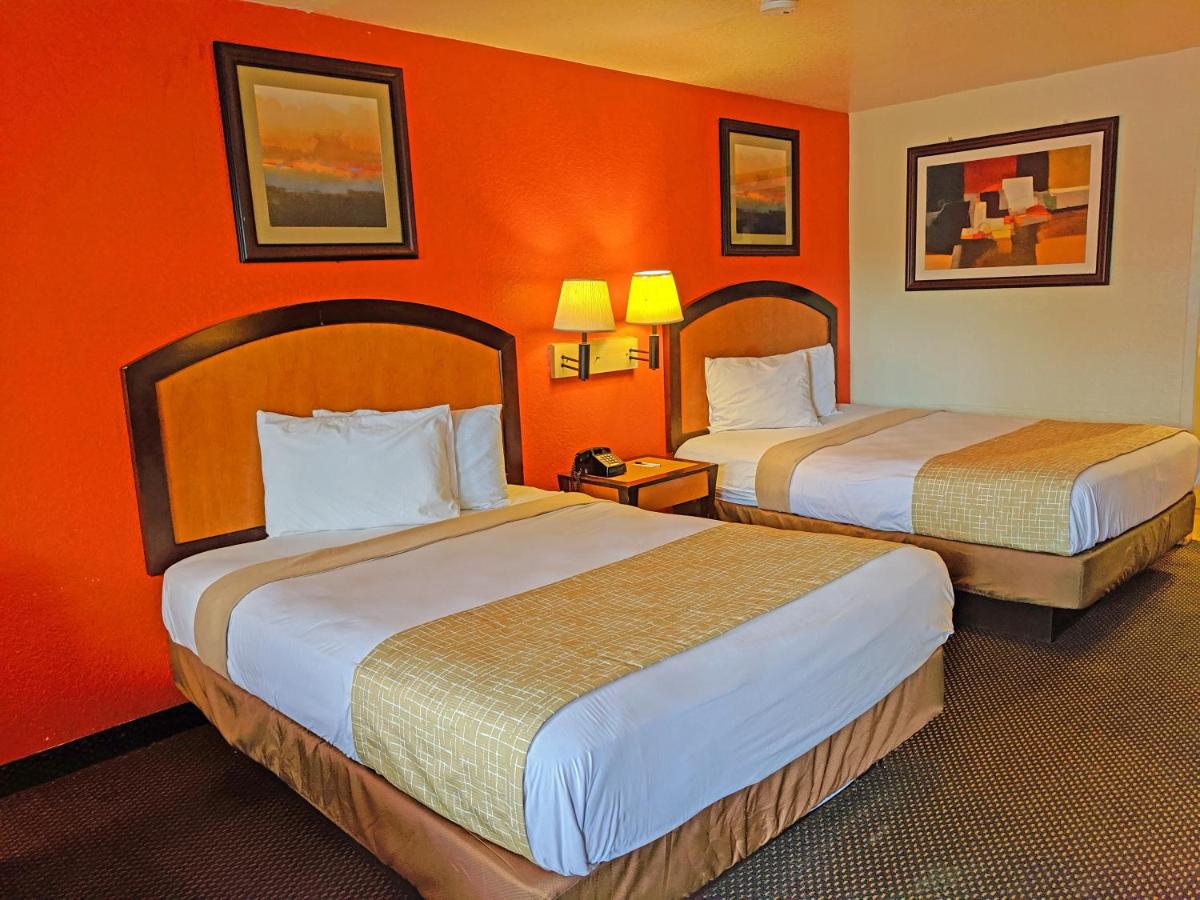 King Room - Mobility Access/Non-Smoking at Travelodge by Wyndham Houston Hobby Airport