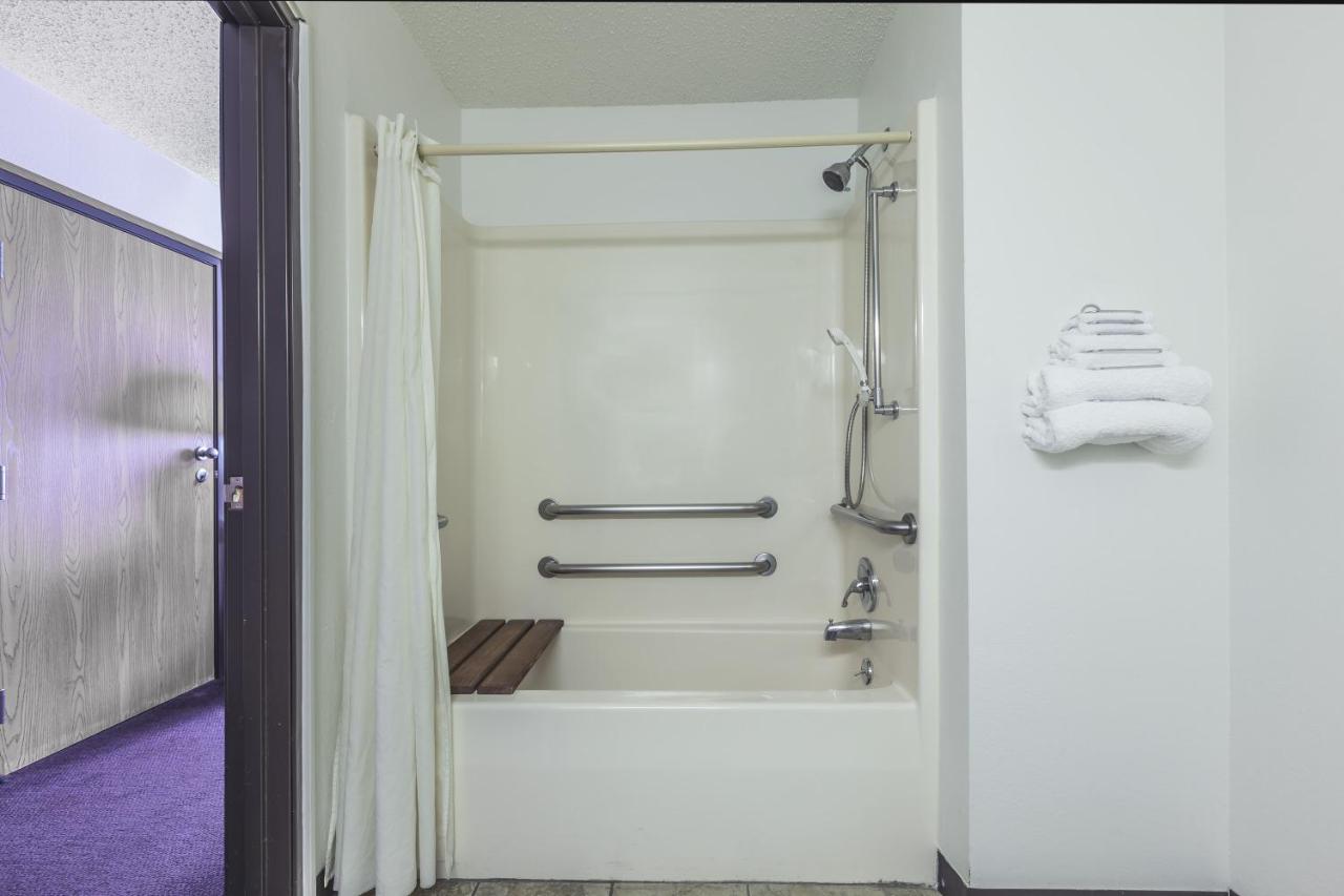 1 Queen Bed, Mobility/Hearing Accessible Room, Bathtub w/ Grab Bars,, Non-Smoking
at Super 8 by Wyndham Irving DFW Airport/South