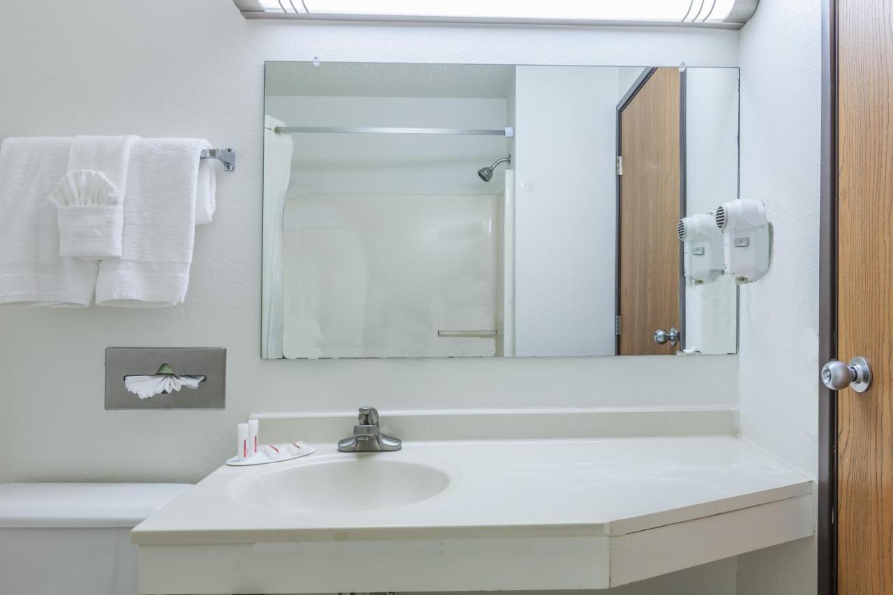 1 Queen Bed, Mobility/Hearing Accessible Room, Bathtub w/ Grab Bars,, Non-Smoking
at Super 8 by Wyndham Irving DFW Airport/South