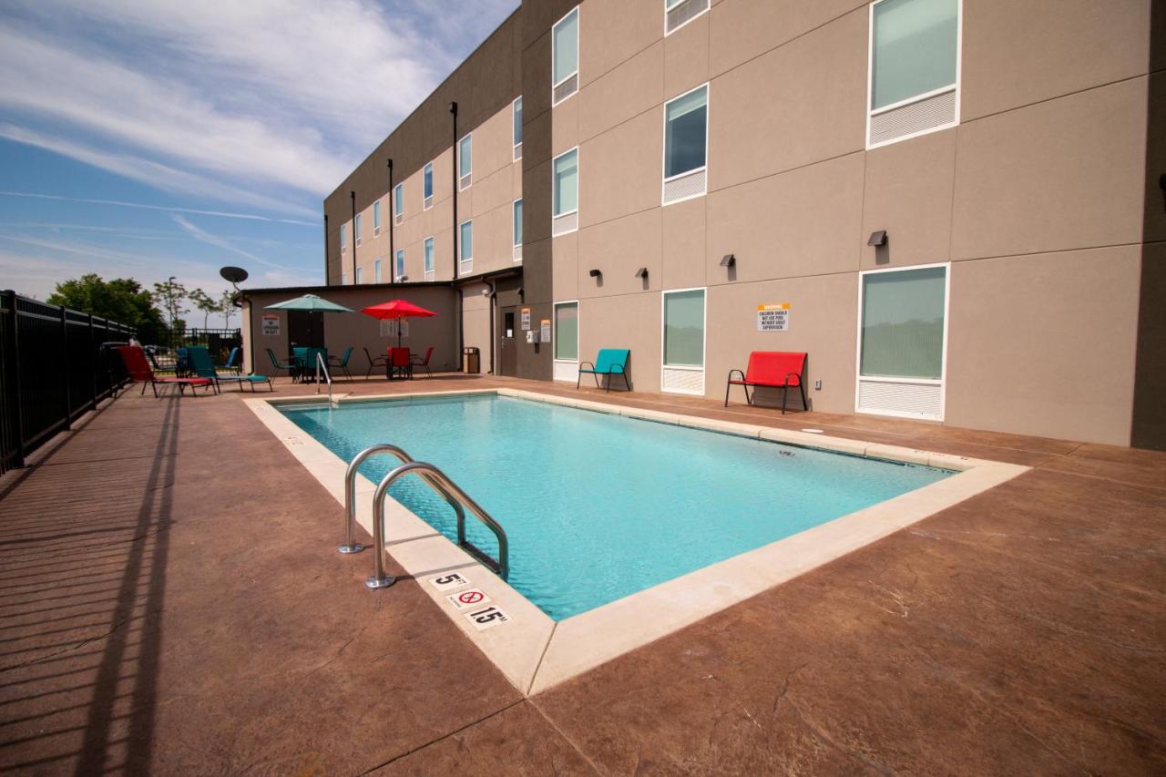 | HOTEL PRYOR