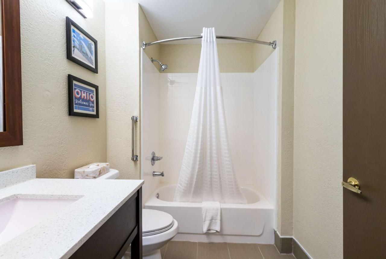 King Suite - Disability Access/Non-Smoking at Comfort Inn & Suites Fairborn near Wright Patterson AFB