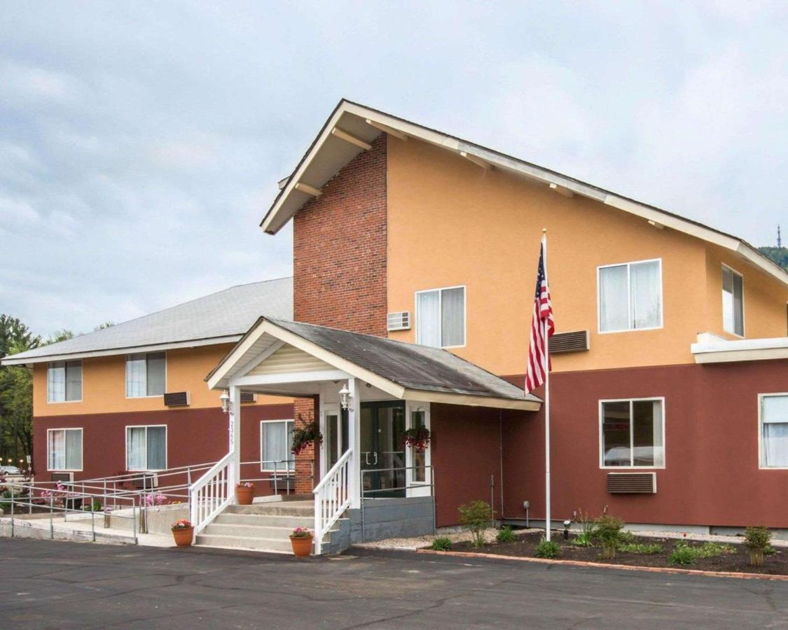 | Econo Lodge Lakes Region