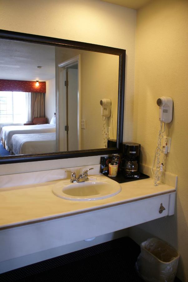 Queen Room with Two Queen Beds at Queens Inn Anaheim