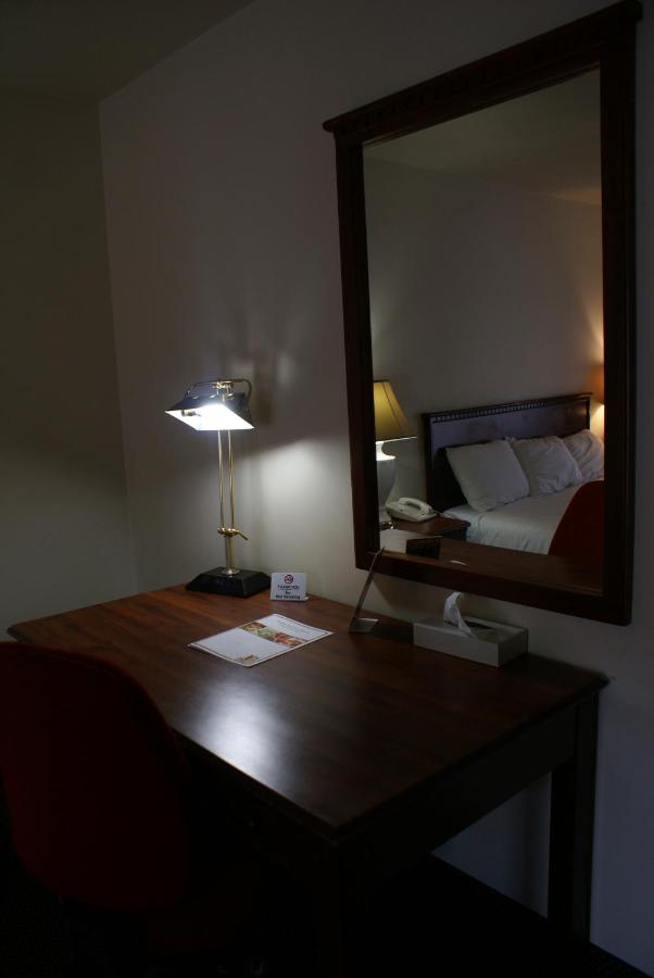 Standard King Room at Queens Inn Anaheim