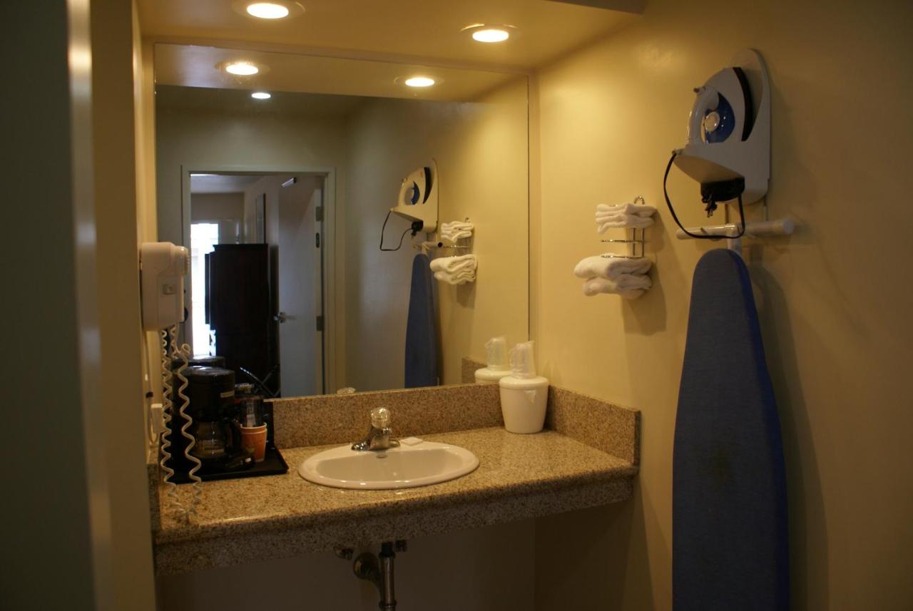 Standard King Room at Queens Inn Anaheim