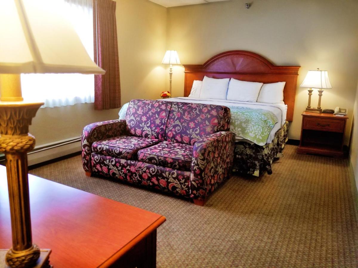 Queen Room - Disability Access at Centerstone Plaza Hotel Soldiers Field - Mayo Clinic Area