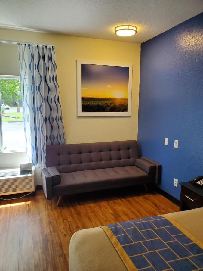 One-Bedroom King Suite - Non-Smoking at Days Inn by Wyndham Macon I-75 North